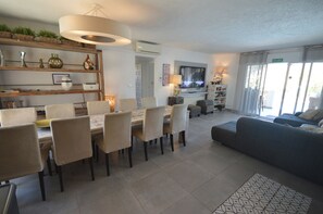 Dining - Super Location. Sea at 70m, Beach 300m, Wifi, Aircon, BBQ, 3 Gen Family, Party (l'Alfàs del Pi)