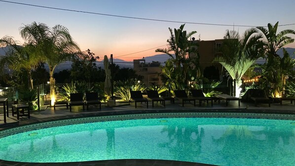 Outdoor pool, a heated pool - Super Location. Sea at 70m, Beach 300m, Wifi, Aircon, BBQ, 3 Gen Family, Party (l'Alfàs del Pi)