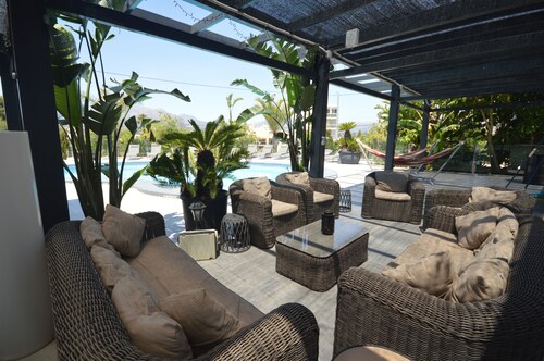 Super Location. Sea at 70m, Beach 300m, Wifi, Aircon, BBQ, 3 Gen Family, Party