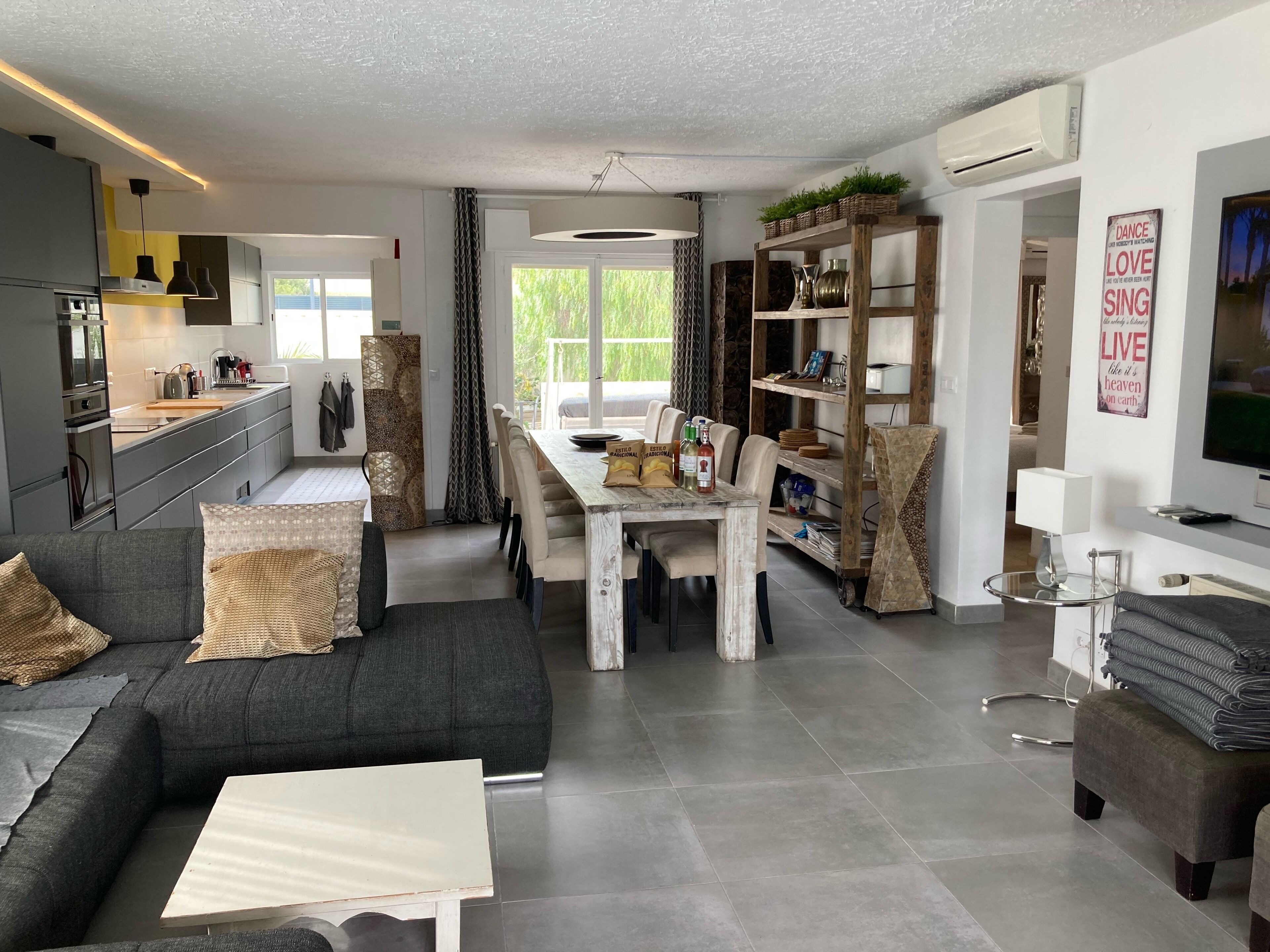 Super Location. Sea View 70m, Sat, Wifi, Aircon, BBQ, Golf, Romantic, Party