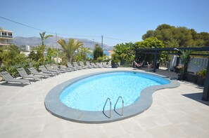 Outdoor pool, a heated pool - Super Location. Sea at 70m, Beach 300m, Wifi, Aircon, BBQ, 3 Gen Family, Party (l'Alfàs del Pi)