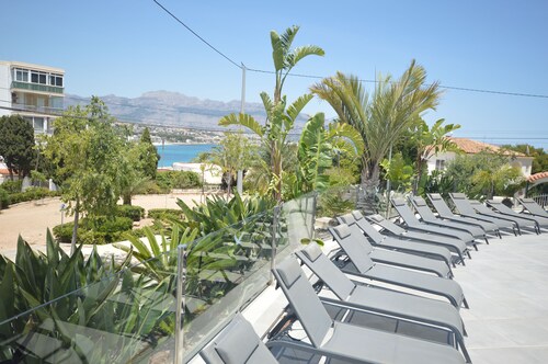 Super Lage. Meerblick 70m, Sat, Wifi, Klimaanlage, BBQ, Golf, Romantik, Party