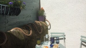 Outdoor dining - Coastal 1 bedroom cottage with sea views- The Shore (St Monans)