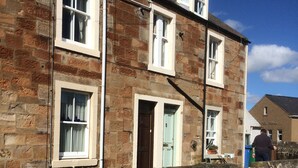Exterior - Coastal 1 bedroom cottage with sea views- The Shore (St Monans)