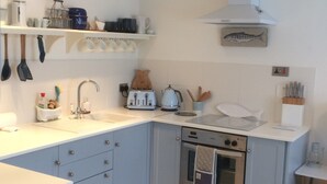 Coffee/tea maker, fridge, microwave, oven - Coastal 1 bedroom cottage with sea views- The Shore (St Monans)