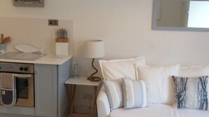 TV, DVD player, books, video library - Coastal 1 bedroom cottage with sea views- The Shore (St Monans)