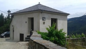 Un petit bâtiment d’un seul étage, doté d’une entrée avec un mur en pierre et d’une enseigne sur laquelle on peut lire « Casa del Cuore ».