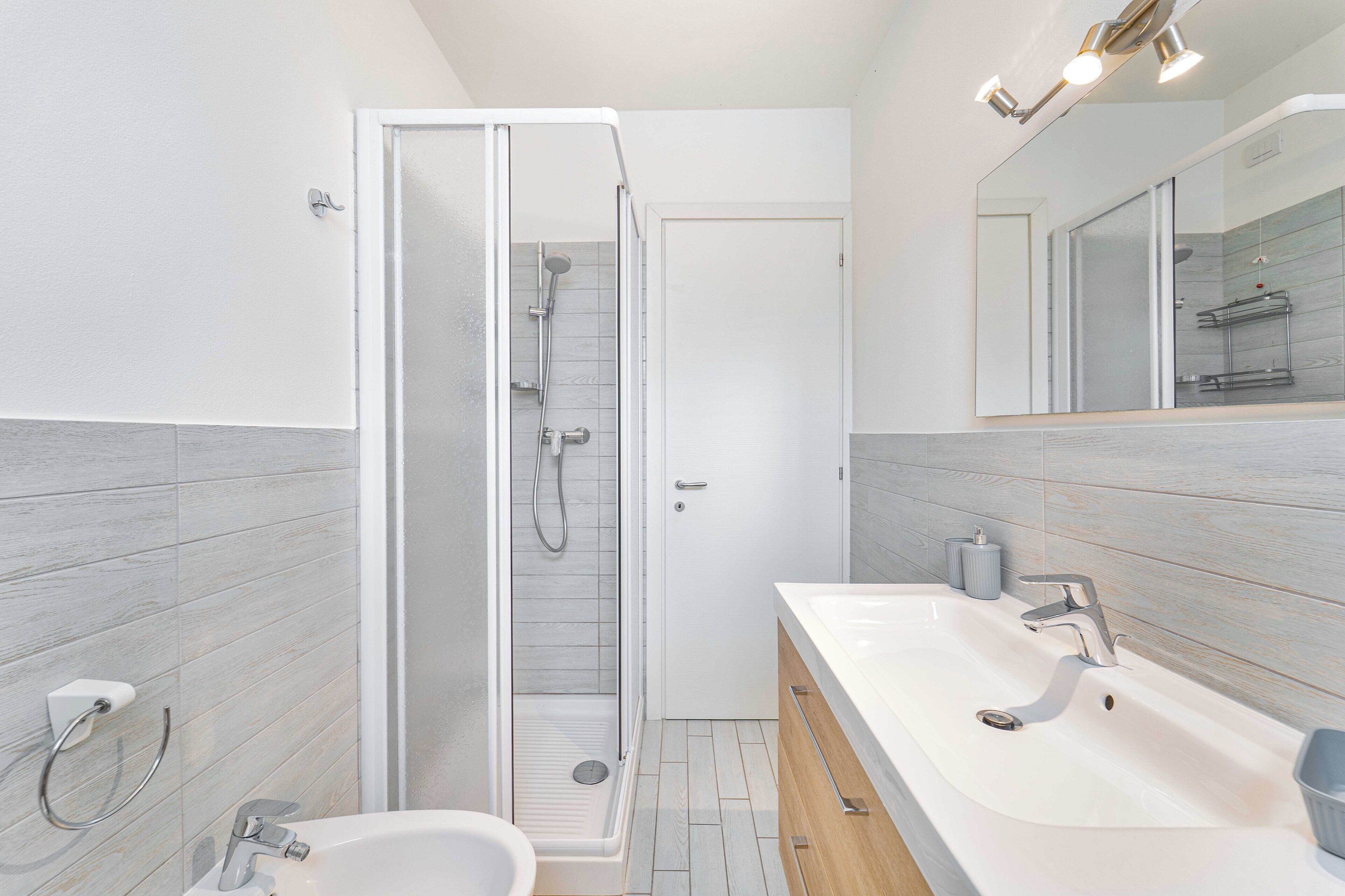 Douche, sèche-cheveux, bidet, serviettes fournies