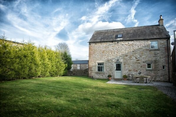 Exterior - The Old Dairy - sleeps 6 guests in 3 bedrooms (Foolow)