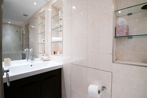 Apartment (1 Bedroom) | Badezimmer | Badewanne, Komfortbadewanne, kostenlose Toilettenartikel, Haartrockner