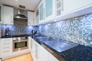 公寓 (1 Bedroom) | 私人厨房 | 冰箱、微波炉、烤箱、炉灶