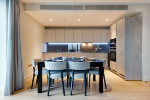 아파트 (3 Bedrooms) | 객실 내 식사 공간