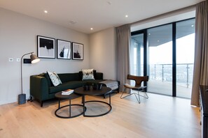 Apartment (3 Bedrooms) | Living area | Smart TV - Deluxe Victoria Home close to Buckingham Palace (London)