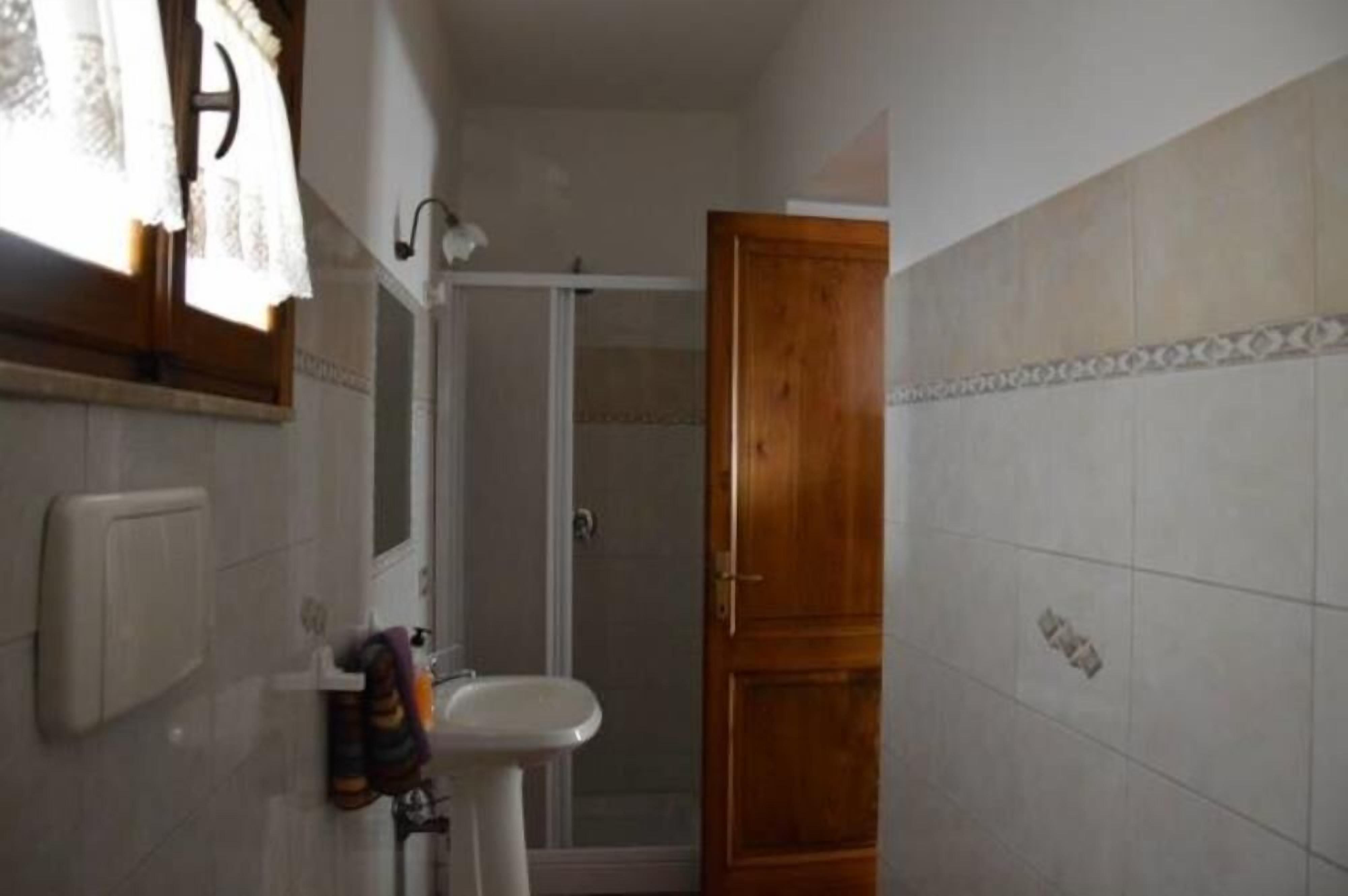 Lovely rustic located between the hills and the sea