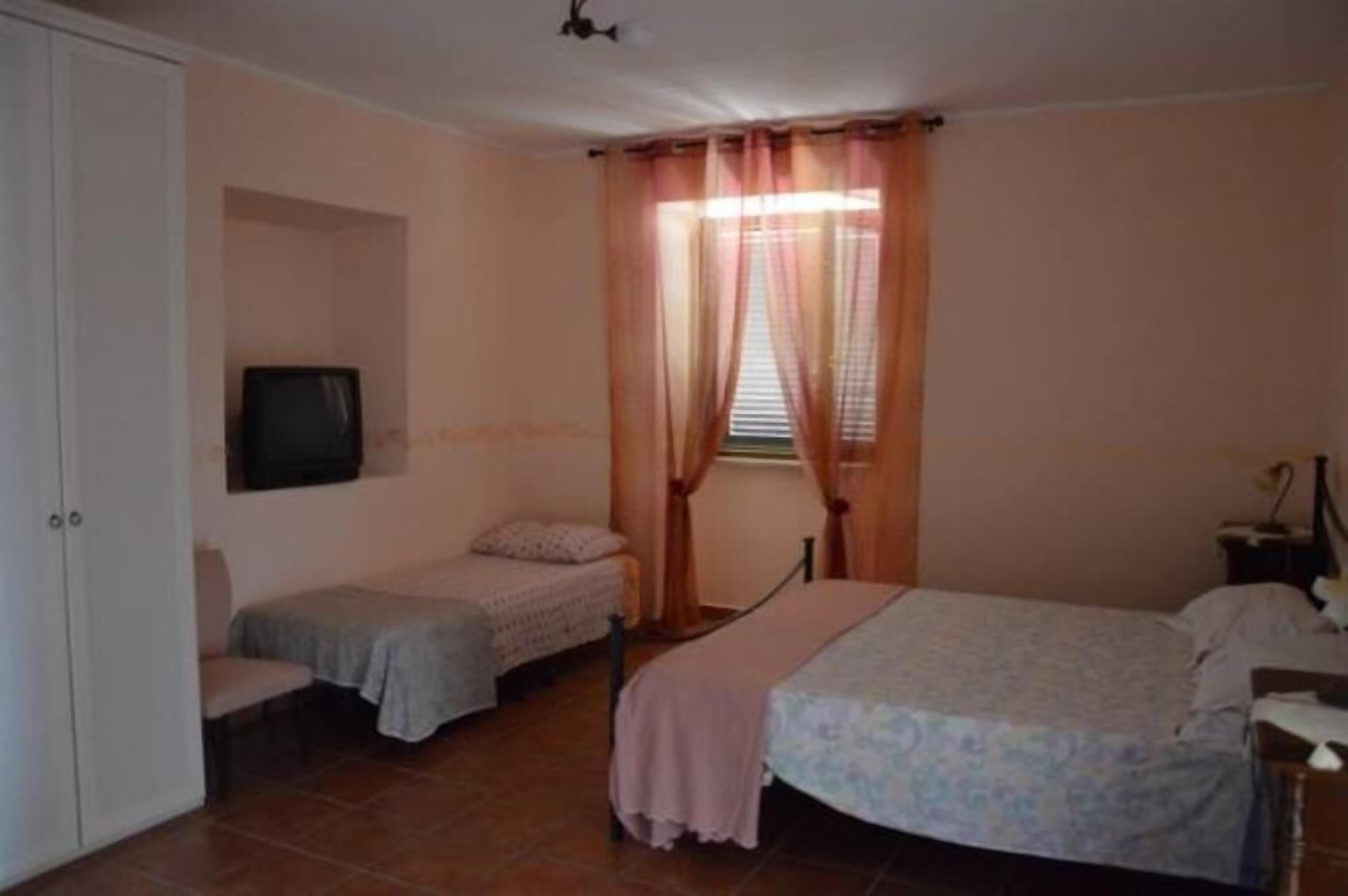 Lovely rustic located between the hills and the sea