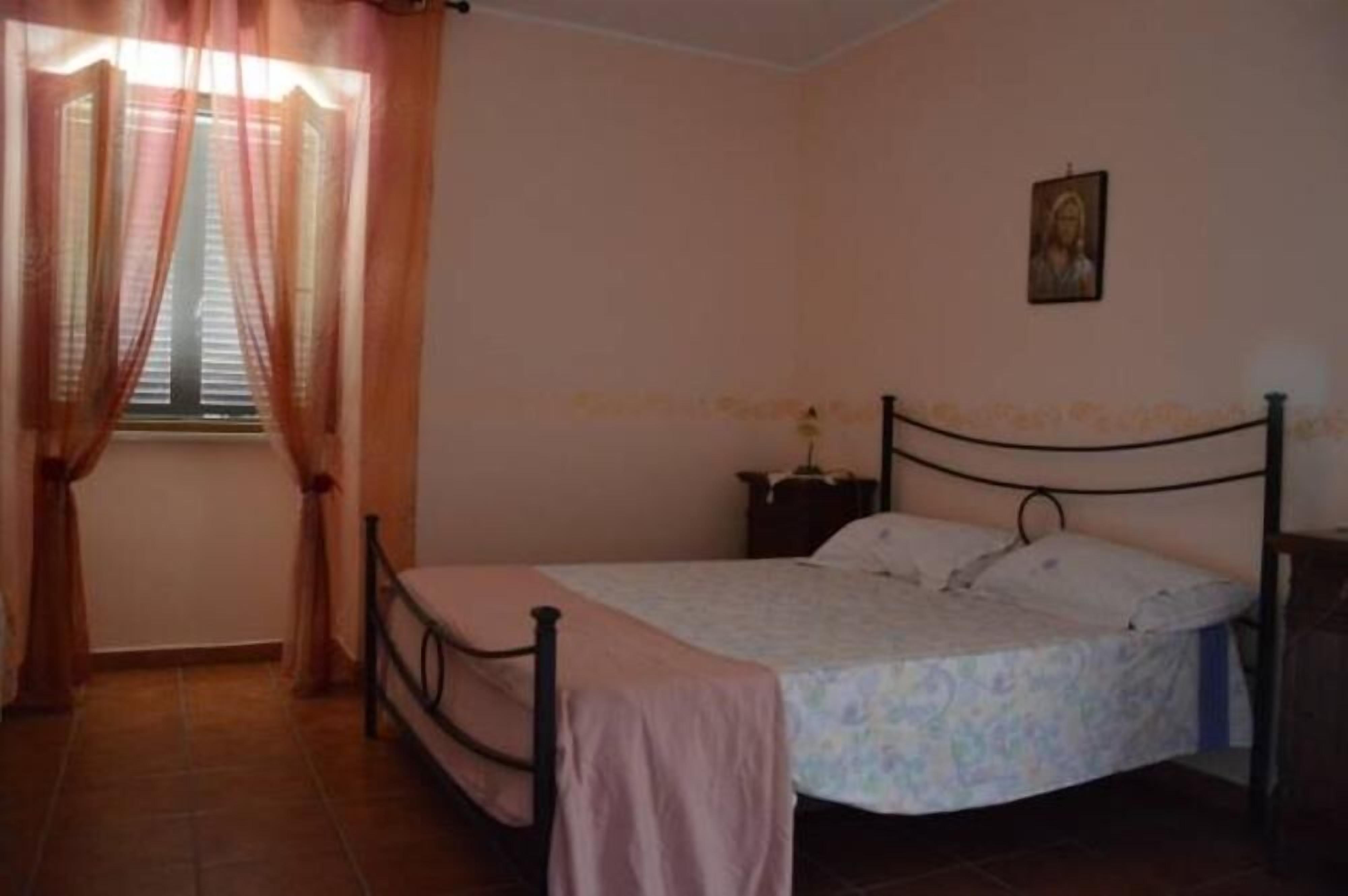 Lovely rustic located between the hills and the sea