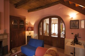 Televisión, chimenea, reproductor de DVD y libros 