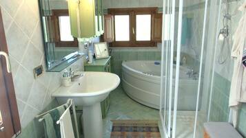 Shower, jetted bath, hair dryer, bidet
