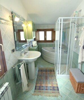 Dusche, Whirlpool, Haartrockner, Bidet