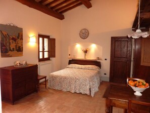 2 bedrooms, desk, iron/ironing board, travel cot - Apartment with garden in old farmhouse with swimming pool (Radicofani)