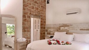 Superior Suite, 1 King Bed, Non Smoking, Garden View | Premium bedding, down duvets, pillow-top beds, minibar - San Angel Hotel Boutique (Santa Fe de Antioquia)