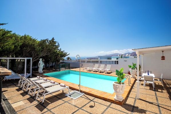 Lämmitetty uima-allas