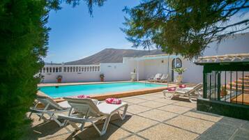 Een verwarmd zwembad