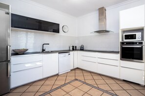 Jääkaappi, mikroaaltouuni, uuni, liesi