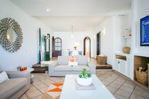 Una televisión, una chimenea, libros, una biblioteca de música