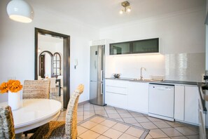 Jääkaappi, mikroaaltouuni, uuni, liesi