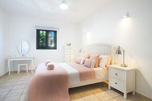 4 bedrooms, in-room safe, iron/ironing board, travel cot - Casa Nicole, Macher, Free heated Pool, High Speed Wifi and Scenic views Sleeps 8 (Macher)
