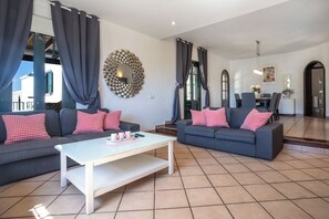 Una televisión, una chimenea, libros, una biblioteca de música