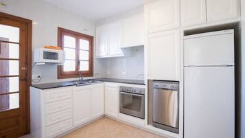 Een koelkast, een magnetron, een oven, een kookplaat