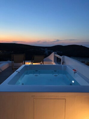 Outdoor spa tub - Marquise Residence In Mykonos - Μύκονος, Ελλάδα (Mikonos)