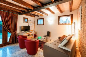 Een televisie, een open haard en boeken