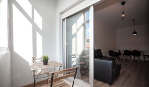 Un intérieur moderne avec une table en bois, un banc et une plante en pot.