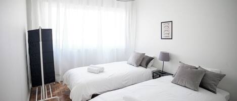 3 chambres, fer et planche à repasser, Wi-Fi, draps fournis