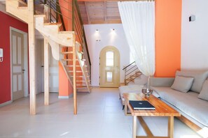 Televisión, chimenea, reproductor de DVD y estéreo 