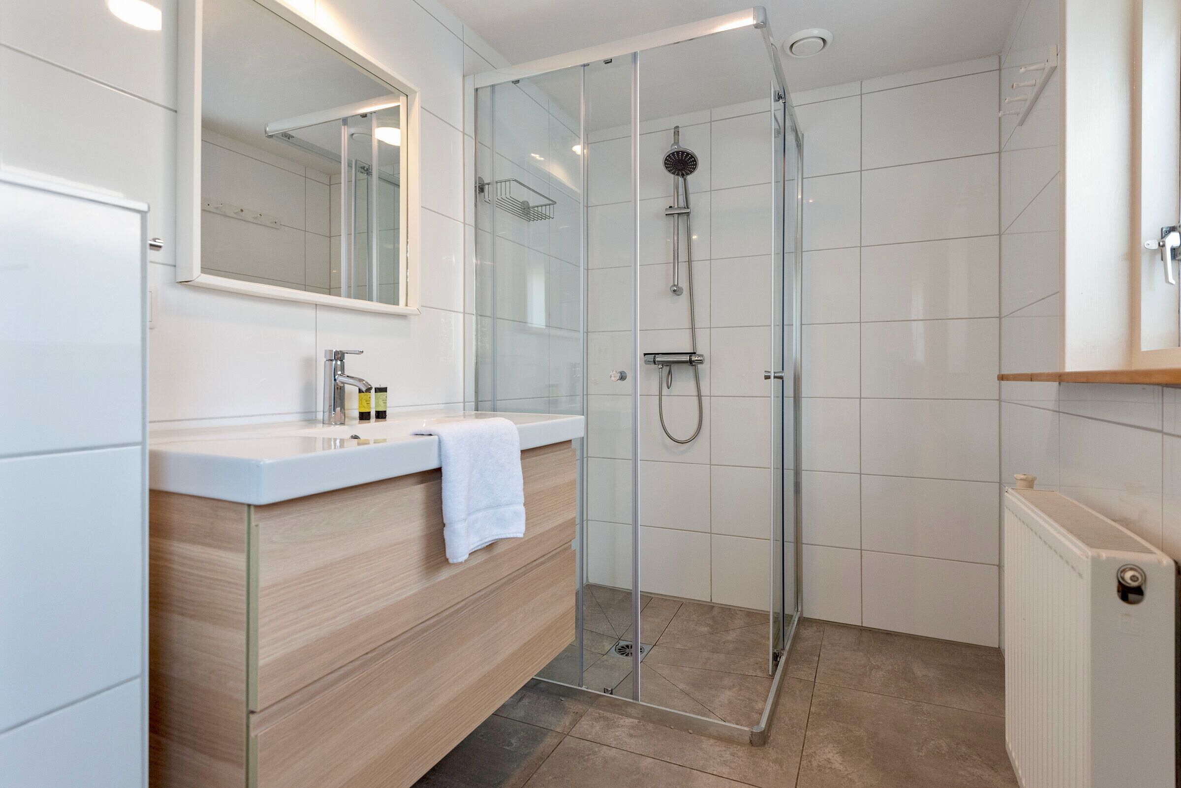 Een douche, gratis toiletartikelen, een haardroger, handdoeken