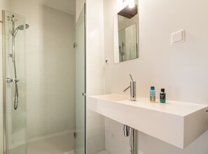 Douche, articles de toilette gratuits, sèche-cheveux