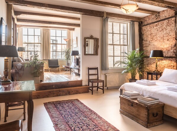 Bureau, espace de travail pour ordinateur portable