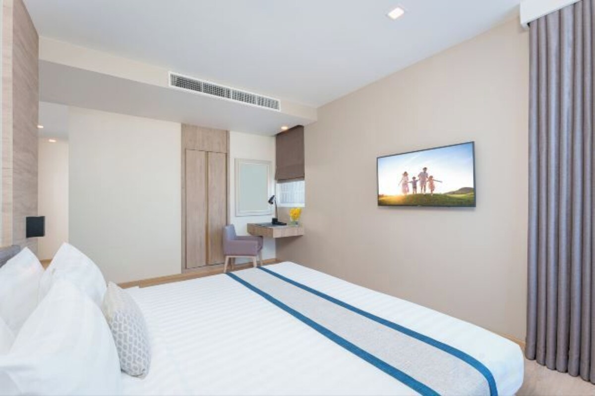 Down comforters, pillowtop beds, in-room safe, desk