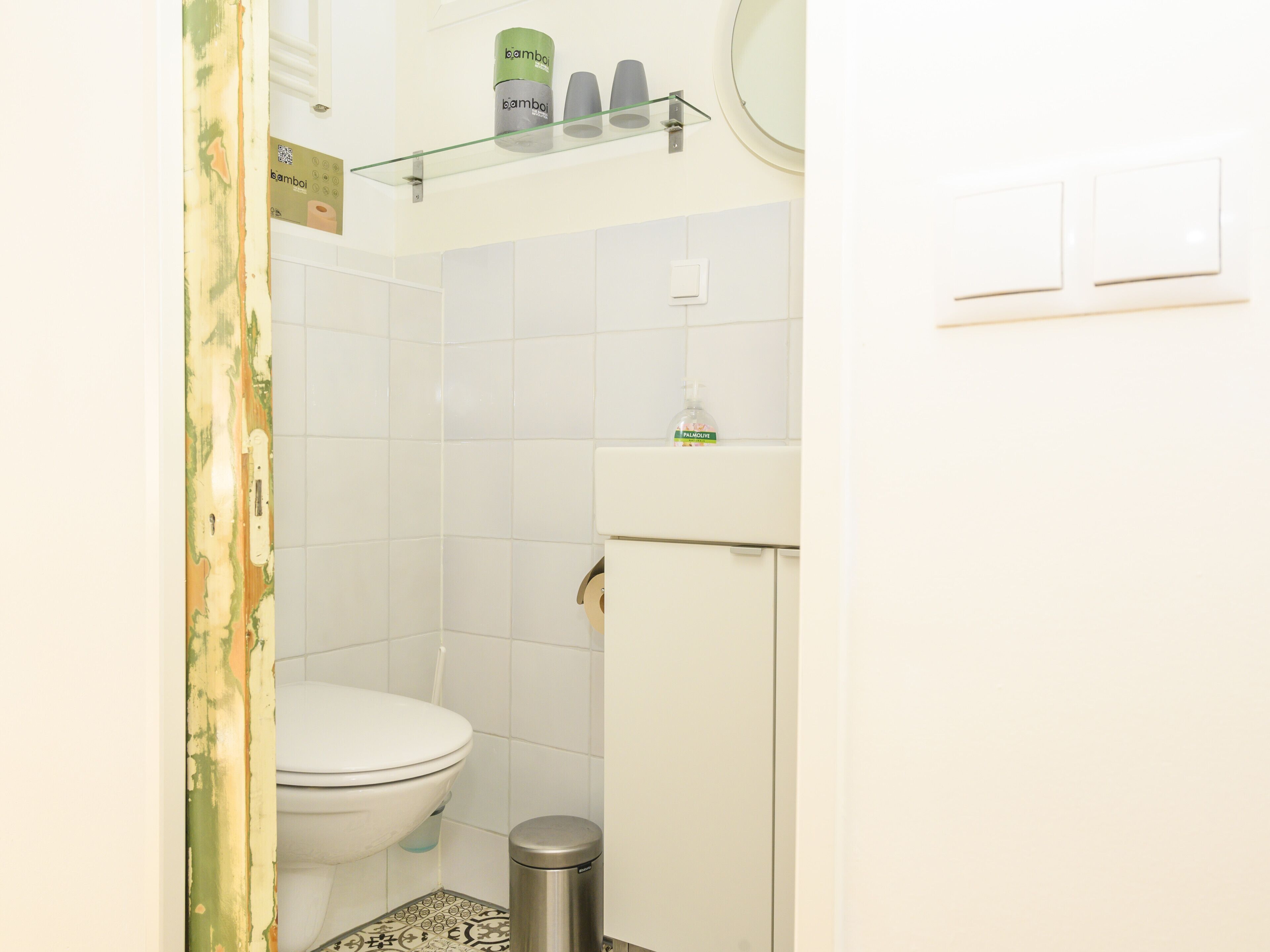 Houseboat studio with canal view and bikes