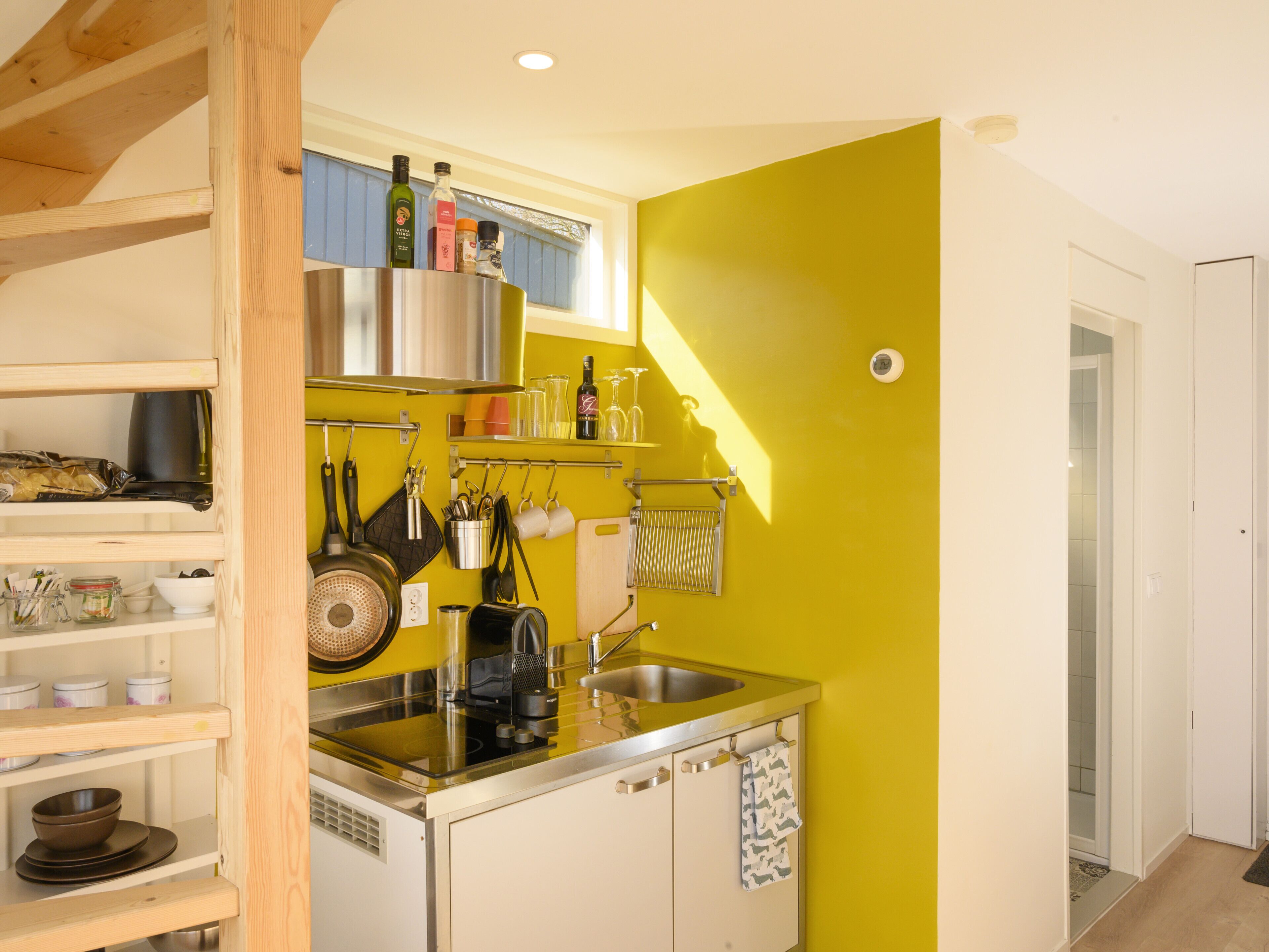 Houseboat studio with canal view and bikes