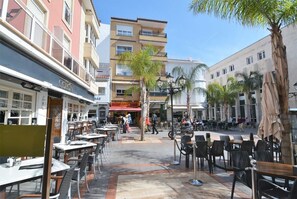 Outdoor dining - Fuengirola, Central, Quality Sea View Apartment, Beach Front Block, FREE WiFi (FUENGIROLA)