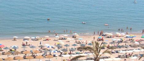 Accommodatie ligt op het strand, ligstoelen, strandlakens