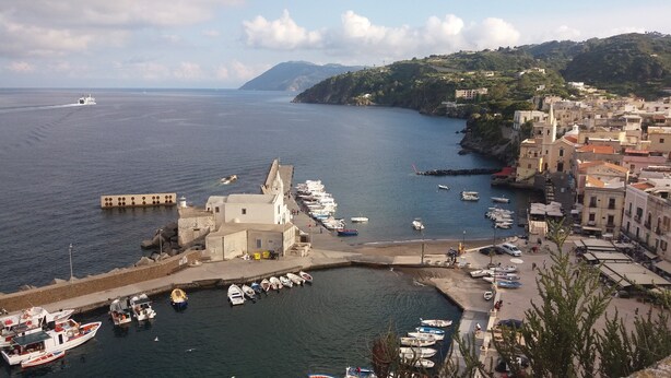 A coastal town with a marina, boats, and buildings along the waterfront. - Casa Catalogna A, Historic Center of Lipari (Lipari)