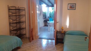 2 habitaciones, escritorio y tabla de planchar con plancha