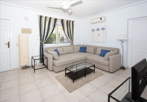 Una Smart TV, un reproductor de DVD, libros