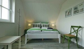 3 Schlafzimmer, Schreibtisch, Bügeleisen/Bügelbrett, Reisekinderbett